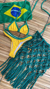 Biquinis e saídas de praia em macrame
